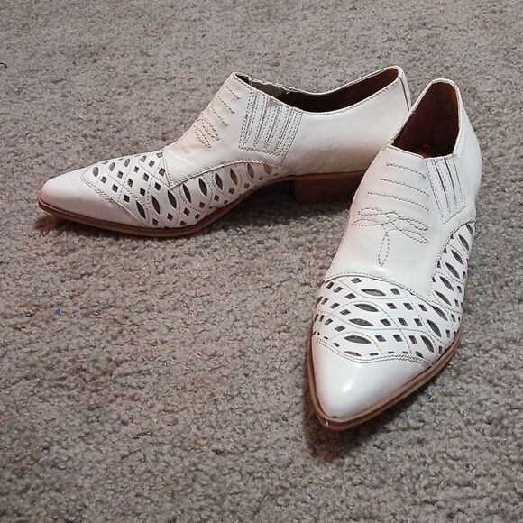 Nine West vintage white laser cut out pointed toe ankle boots  Sz 9N EUC - Picture 1 of 10